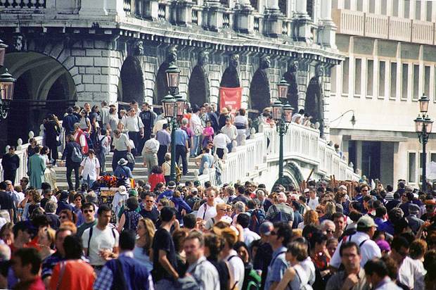 Turisták tömege Velencében