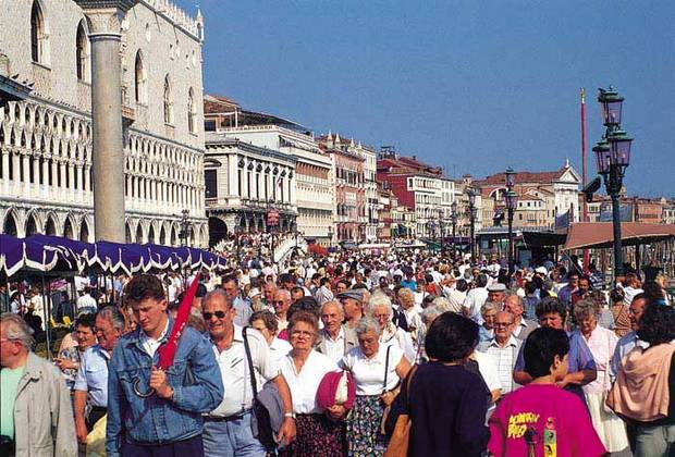 Turisták tömege Velencében