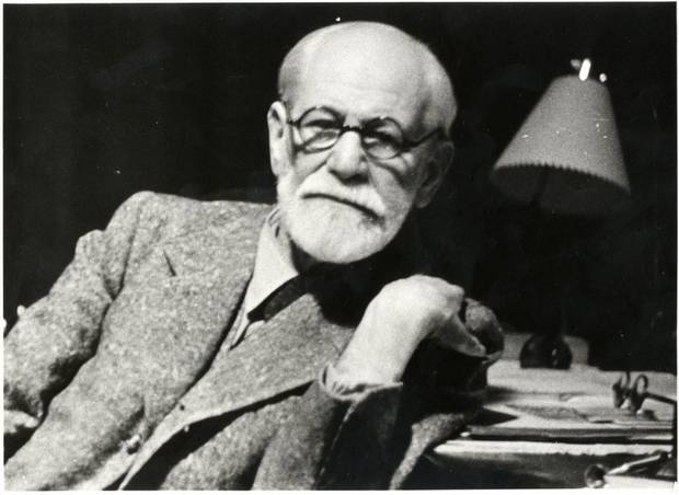 Sigmund Freud a dolgozószobájában. Fotográfia, 1938