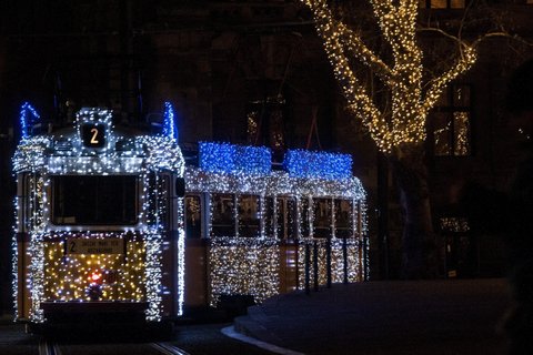 Ünnepi fényvillamos Budapesten