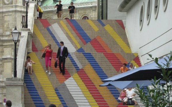 Moholy-Nagy kép az Albertina lépcsőjén