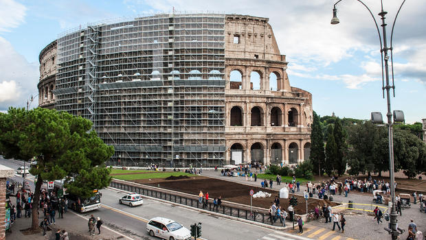 Mézsárga színűek a Colosseum restaurált árkádjai