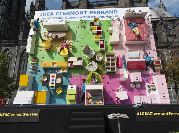 AZ IKEA berendezett egy óriásplakátot