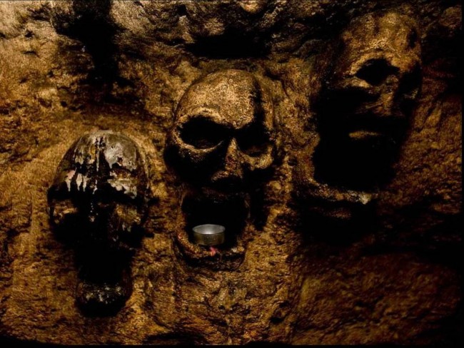 Halloweenkor a párizsi katakombákban aludhat