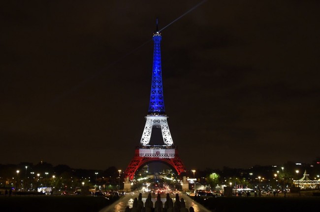 Nemzeti színű az Eiffel-torony