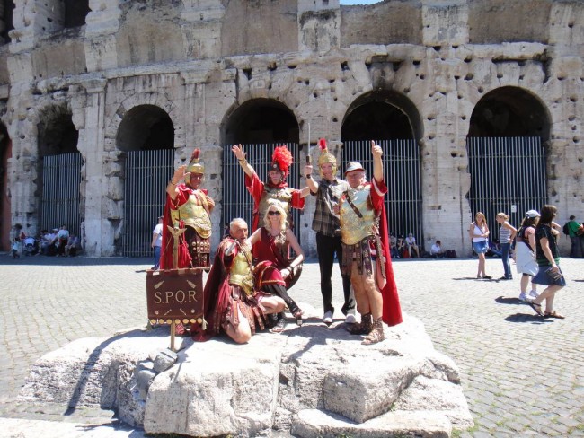 Tilos a gladiátor és a pedálos taxi Rómában