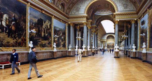 Félnek a Louvre látogatói