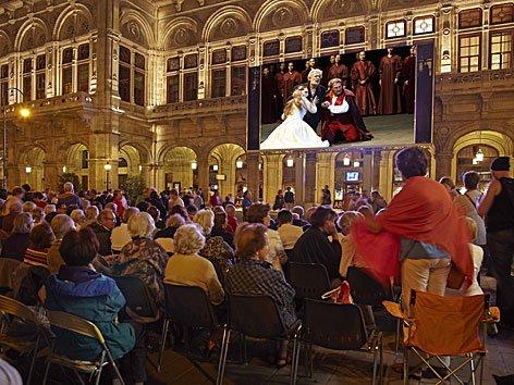 Opera élőben a bécsi Rathausplatzon