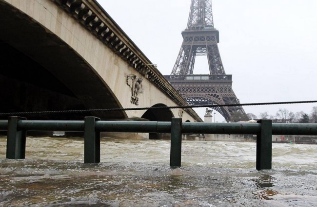 Hatalmas árvíz van Párizsban