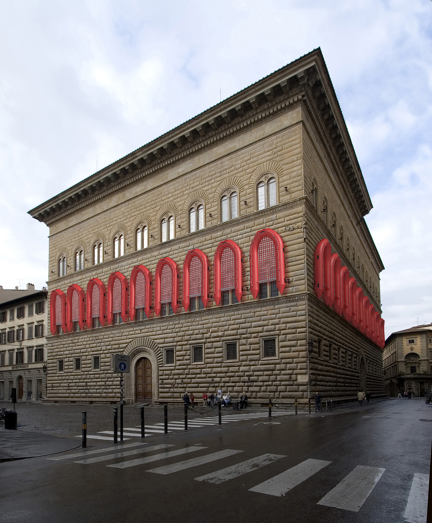 Mentőcsónakok lógnak Firenzében