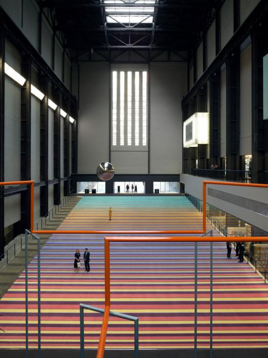 Hatalmas felnőtt játszótérré alakult át a londoni Tate Modern Turbina-csarnoka 