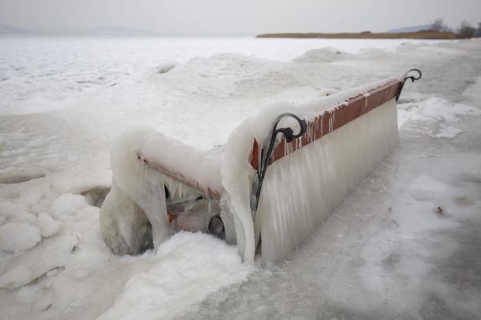 Gyönyörű képek a jegesedő Balatonról