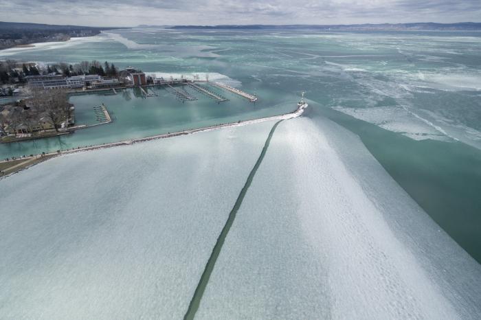 Türkizkéken olvad a Balaton