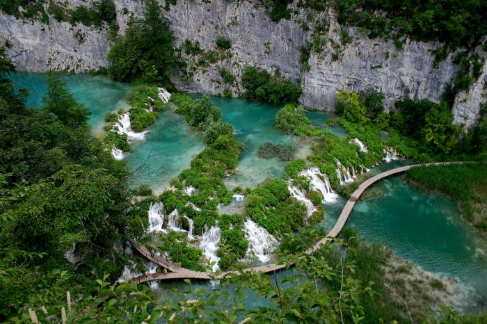 Áremeléssel enyhítenek a túlzsúfoltságon a Plitvicei-tavaknál