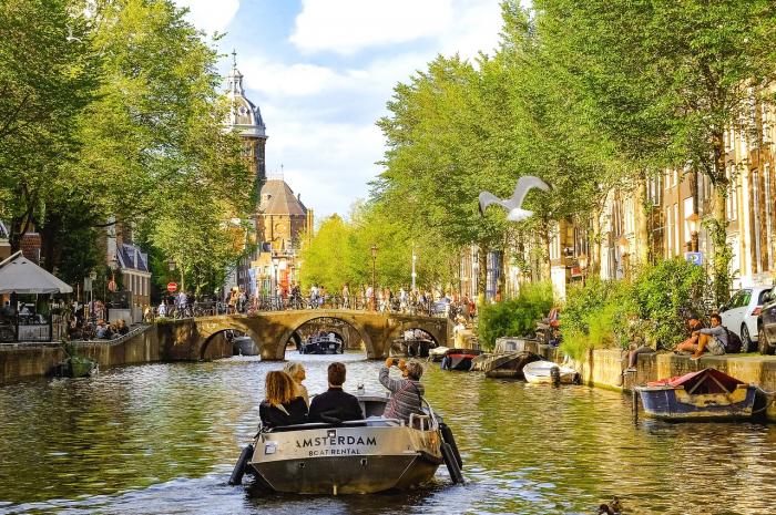 Megbírságolhatják a "helytelenül viselkedő" turistákat Amszterdamban