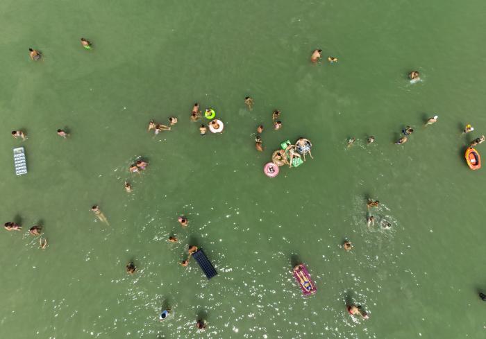 34 balatoni strandon loboghat Kék Hullám Zászló