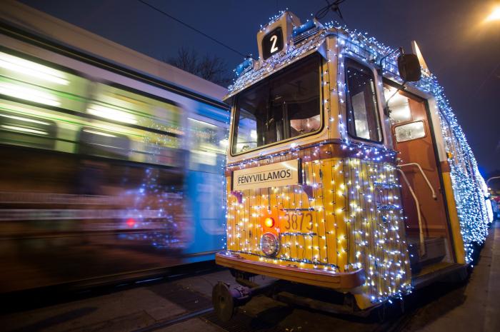Budapesten idén is elindult az adventi fényvillamos