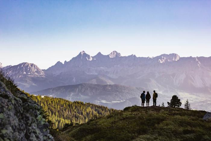 A Dachstein hegyei rengeteg újdonsággal várják a hűvös alpesi nyaralásra vágyókat