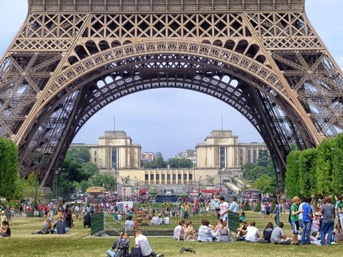 Tilos a párizsi parkokban dohányozni