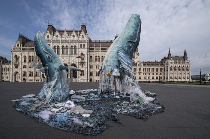 A Greenpeace hatalmas bálnákkal figyelmeztet  a Parlament előtt