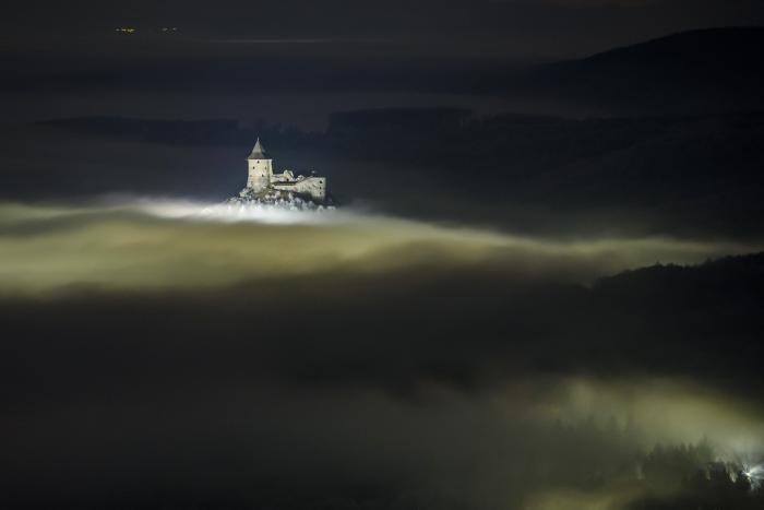 Mesebeli tájjá változott a ködbe burkolózott somoskői vár