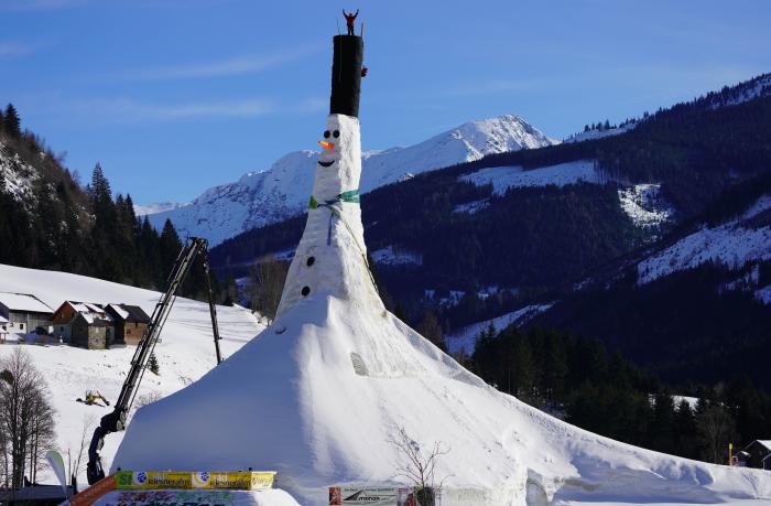A világ legnagyobb hóemberét építették meg Ausztriában