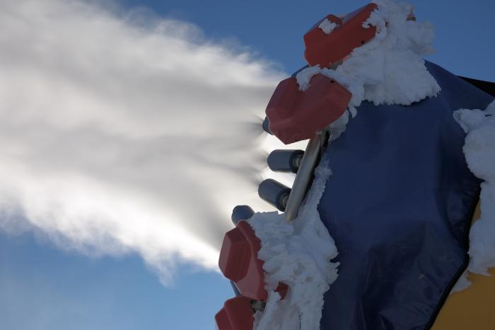 Az osztrák síparadicsomokban hóágyút is bevetnek a koronavírus-járvány ellen