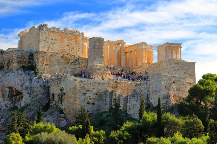 A látogatók kényelmét szolgálja a hamarosan újra megnyíló Akropolisz