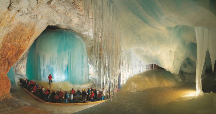 Újabb tragikus kőomlás Ausztriában, most a világ legnagyobb jégbarlangjában