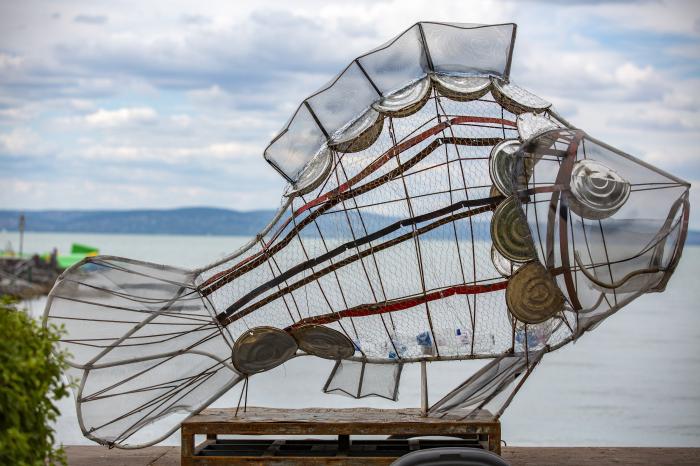 A Balaton-parton a Greenpeace-installációja a műanyag-újrahasznosítására hívja fel a figyelmet