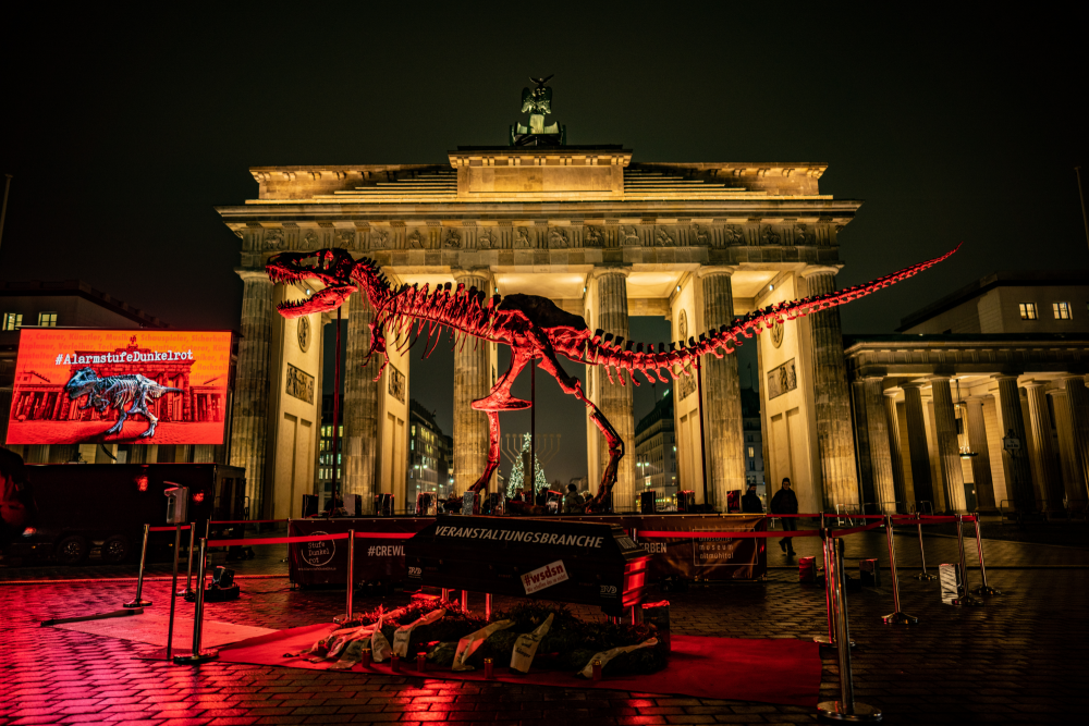 Berlinben dinó kér szolidaritást
