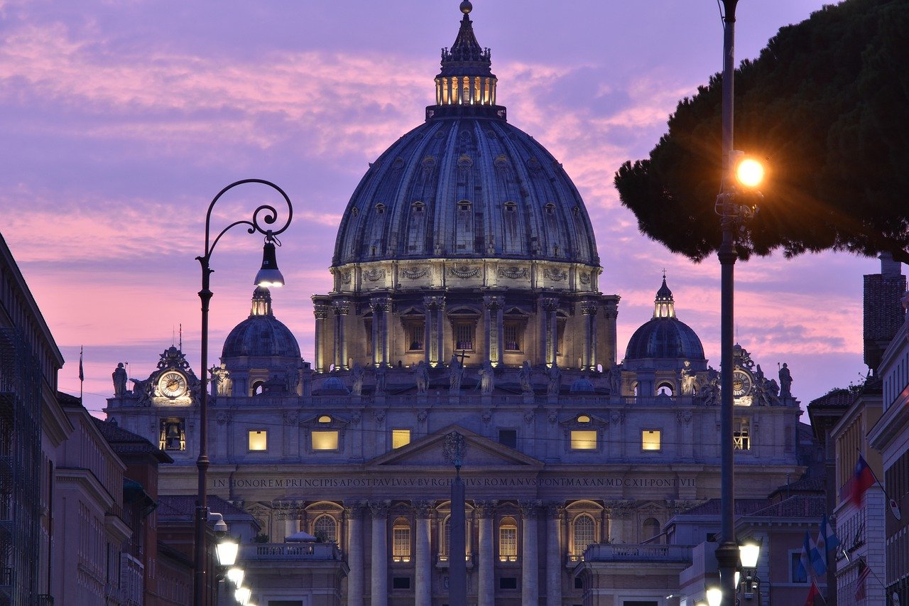 Különleges betlehem áll a Vatikán karácsonyfája mellett