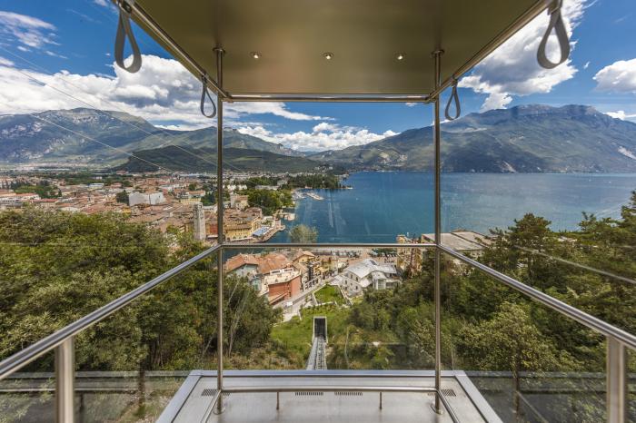 A Garda-tó újdonsága: az üvegből készült siklóról elsöprő panoráma tárul a tóra