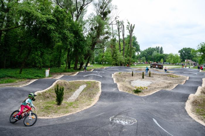 Kerékpáros újdonságok Tatán: határon átnyúló kerékpárkölcsönzés és az ország legnagyobb pumptrack pályája