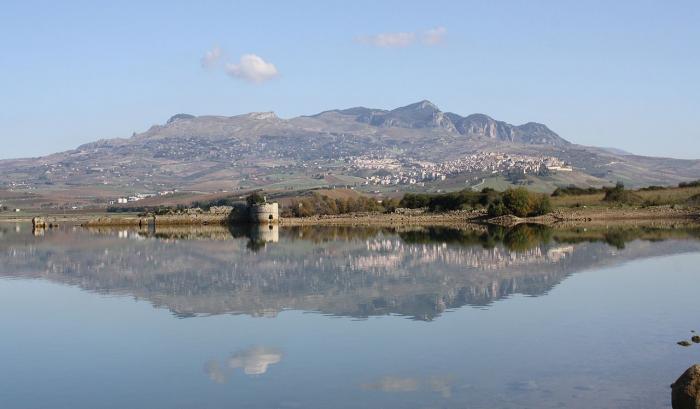 Szicíliában ezeréves erődítmény bukkant elő egy tó vizéből