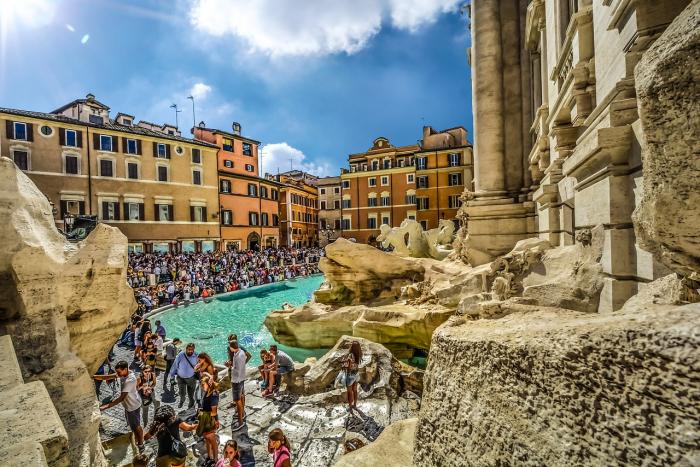 Turisták fürödtek a Trevi-kútban: Nem volt olcsó mulatság