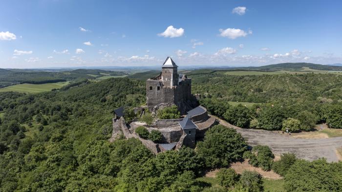 Felújítás után megnyitják a látogatók előtt a hollókői várat - fotók