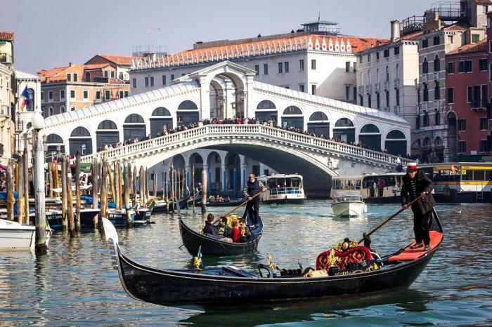 Velence arra ösztönzi a turistákat, hogy ivókutakból igyanak