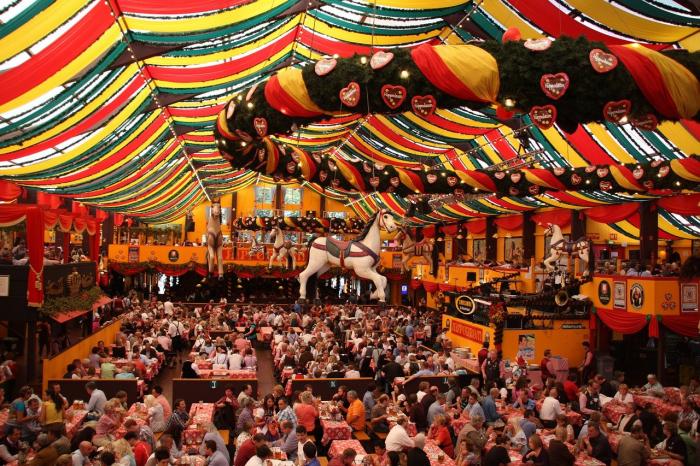 Tömeg és rekordmagas árak: 17 napig folyik a sör az Oktoberfesten