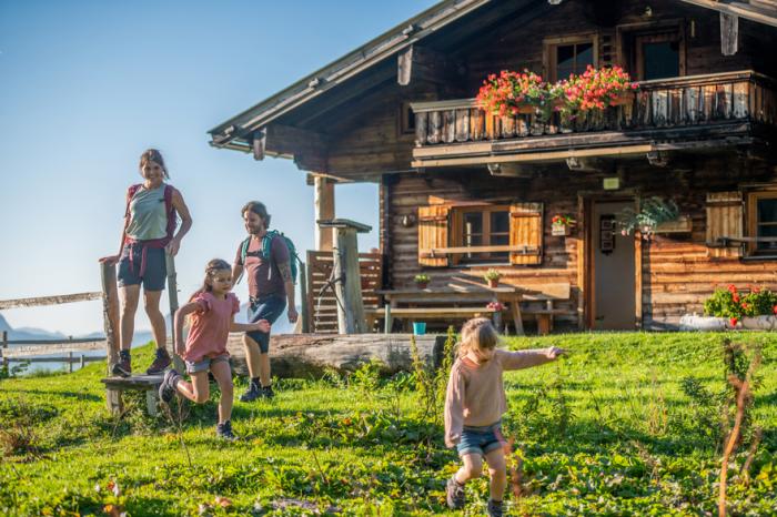 Nyárias idő: a közeli osztrák síterepek már a túrázókat várják - mutatjuk hol lehet még síelni, szánkózni