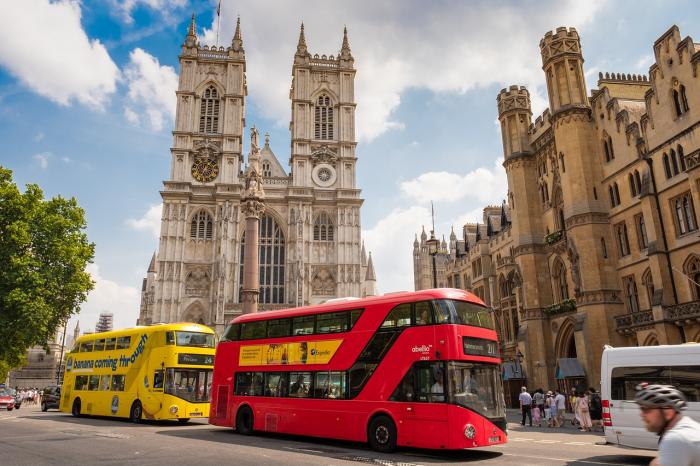 A Westminster Apátság koronázási túrákat kínál - de csak zokniban