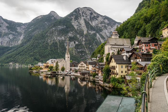 Különös módon küzdenek a szelfiző turisták ellen Hallstattban - fotó