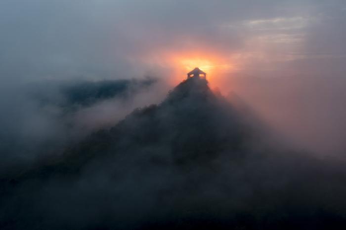 Fotókon a lenyűgözően félelmetes és misztikus ködbe burkolódzó Salgó vára
