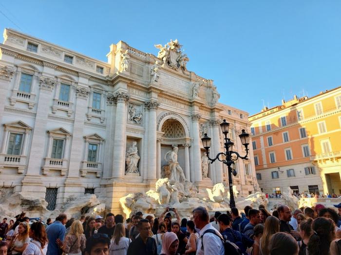 Rómának elege van a Trevi-kútba ugráló turistákból - újabb korlátozást vezetnek be