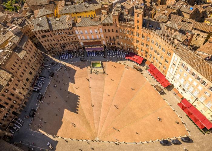 Siena útmutatóval igyekszik "megnevelni" a turistákat