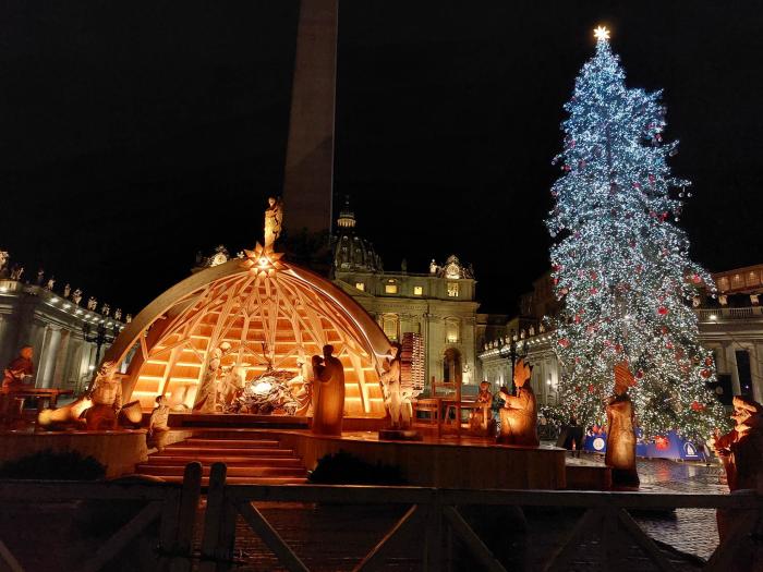 Vatikán karácsonyfája idén az Alpokat idézi