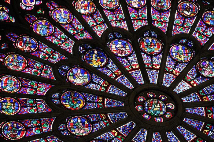 Eldőlt, a párizsi Notre Dame kortárs ablakokat kap