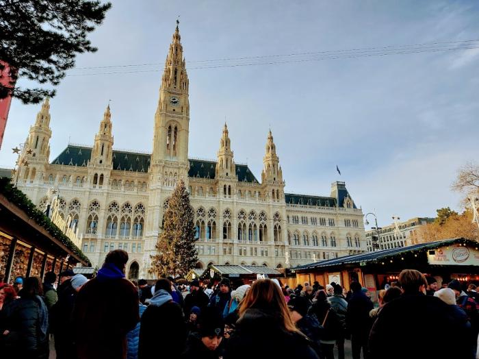 Tradíciók és újdonságok: Megnyitottak a karácsonyi vásárok Bécsben