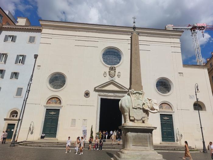 Értelmetlen barbár vandalizmus Rómában: letörték a híres elefánt agyarát - fotók