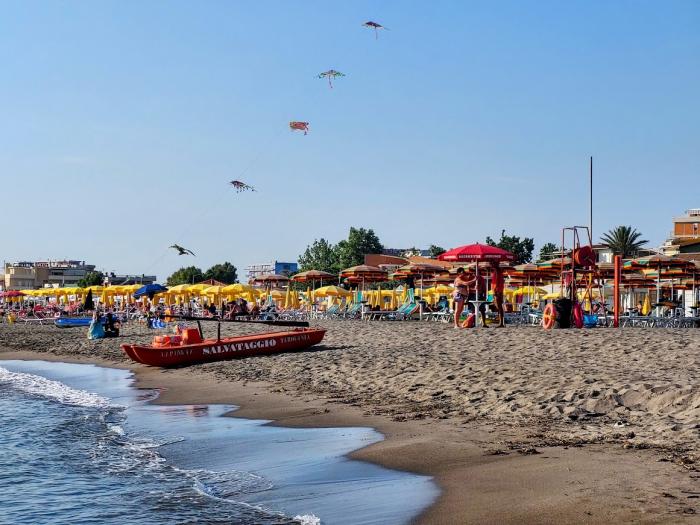 Egyre több olasz tengerpart korlátozza a strandolást online foglalásokkal és belépődíjakkal